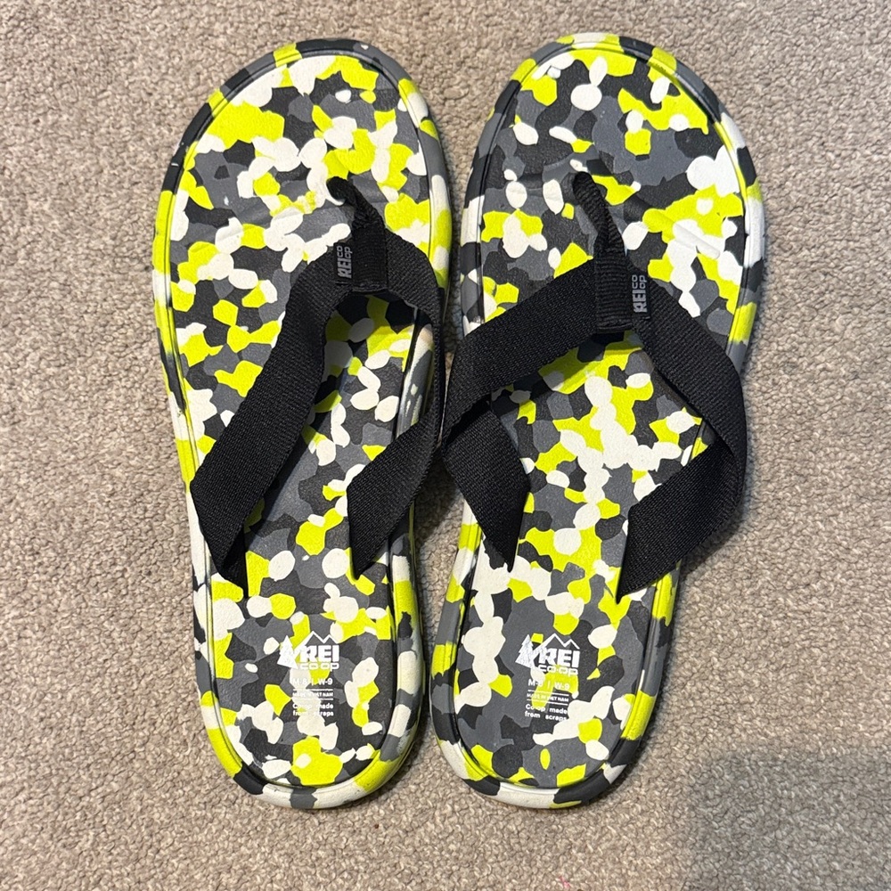 REI Yellow Camo Print Thong Flip Flop Sandals Size 8